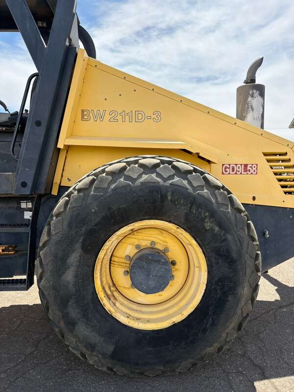 Compactador BOMAG BW211D-3, detalle de la llanta y placa