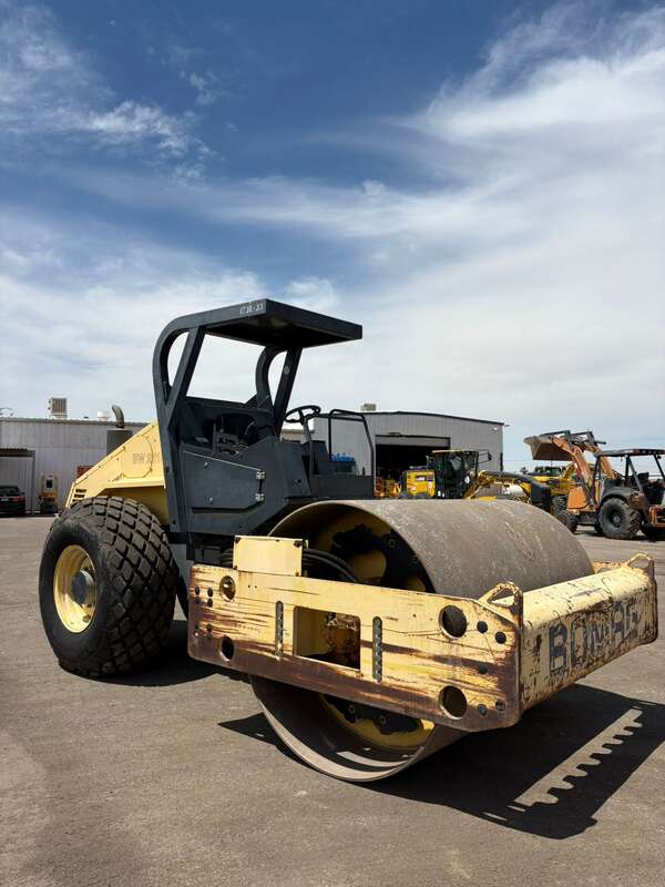Compactador BOMAG BW211D-3, vista lateral trasera