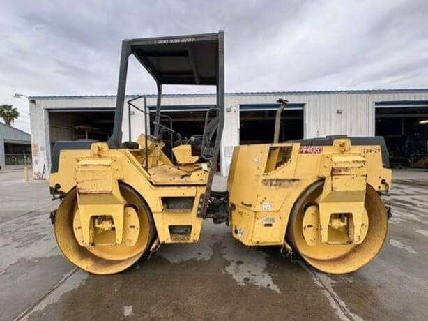 Vibrocompactador doble rodillo BOMAG BW141AD, vista frontal