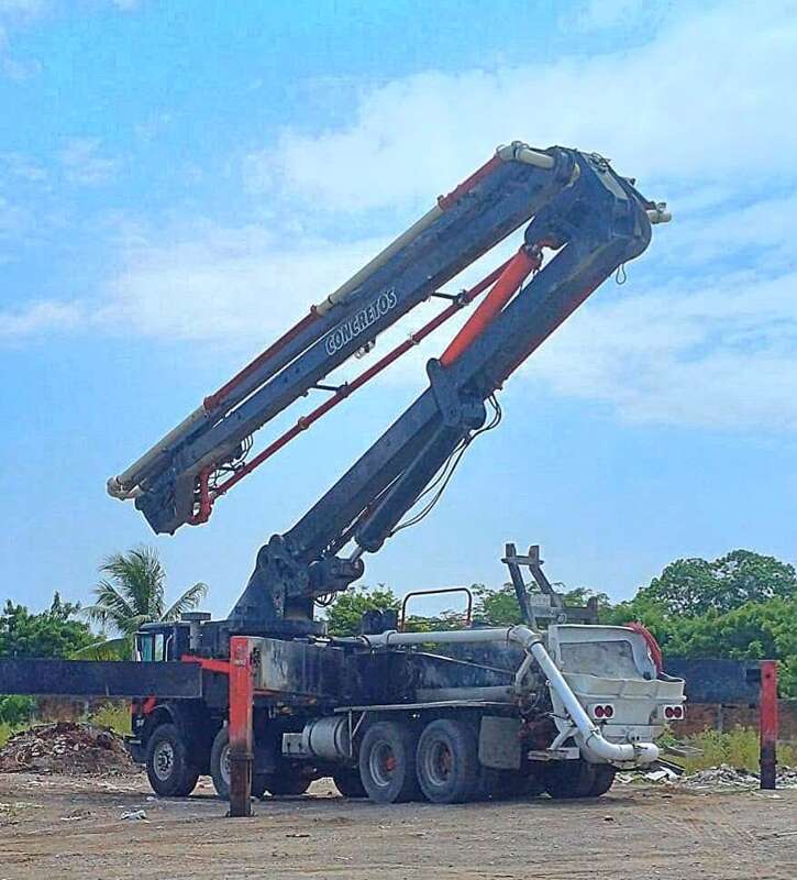 Bomba de concreto Schwing 1999, pluma extendida