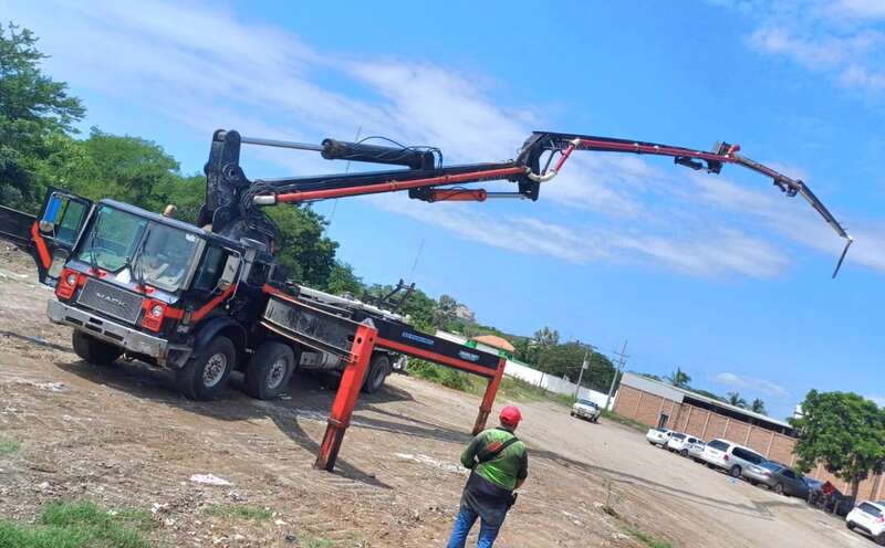 Bomba de concreto Schwing 1999 en operación