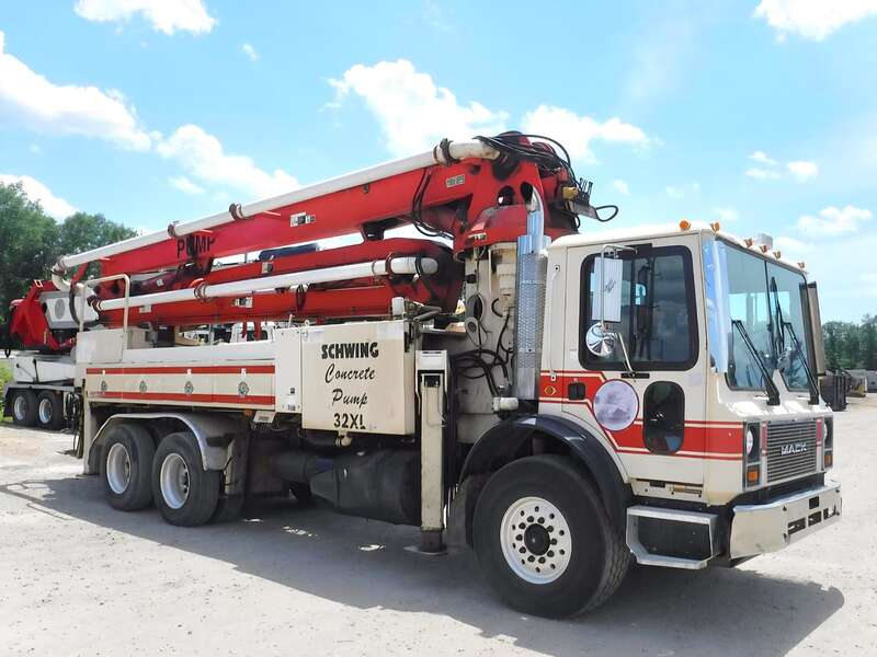 Bomba de concreto Schwing 32M, 2000, vista frontal con camión Mack