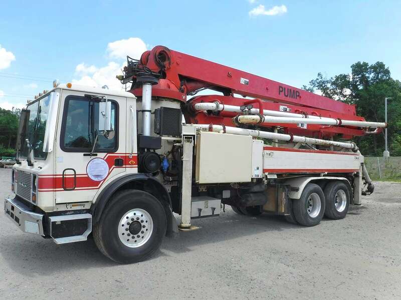 Bomba de concreto Schwing 32M, 2000, vista frontal cercana