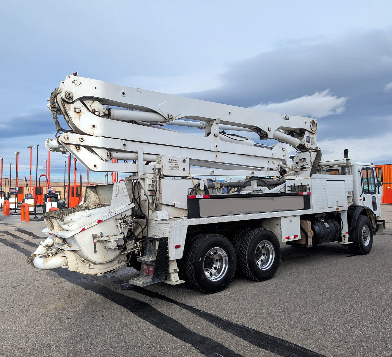 Bomba de concreto Putzmeister 28M, vista trasera con hopper