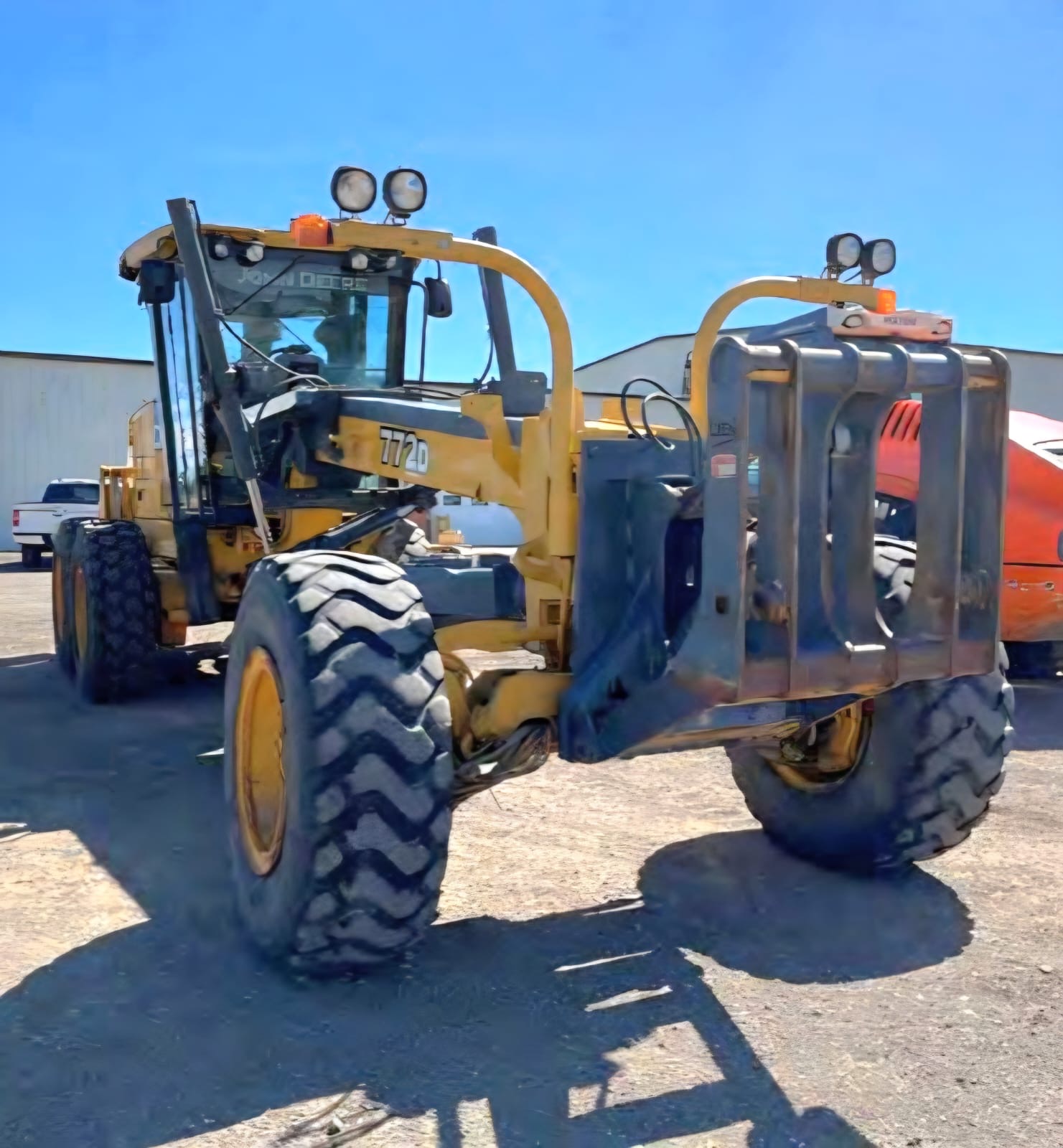 Motoconformadora John Deere 772D, vista trasera del ripper