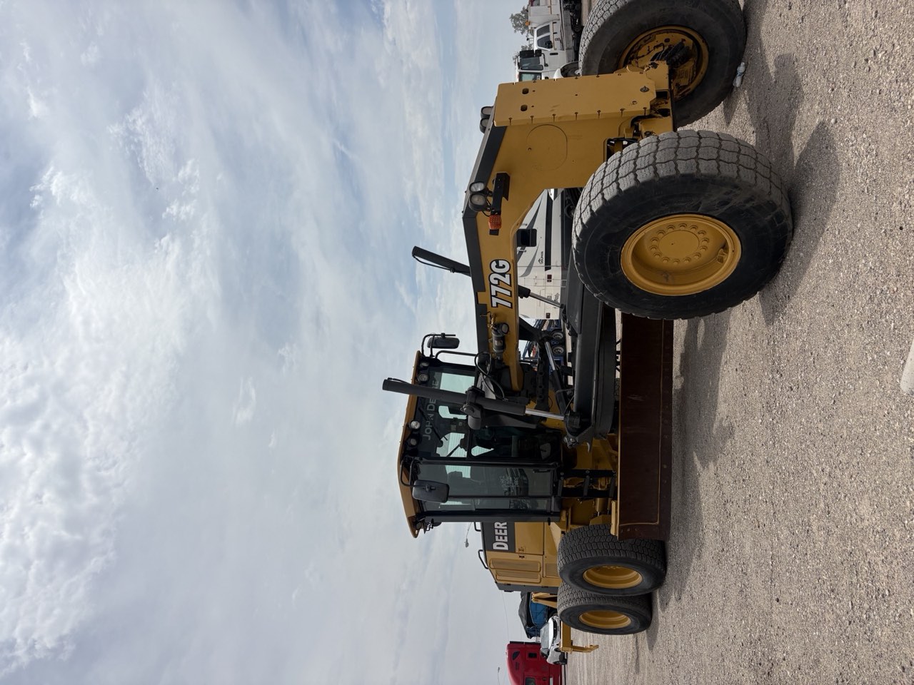 Motoconformadora John Deere 772GP, vista lateral frontal