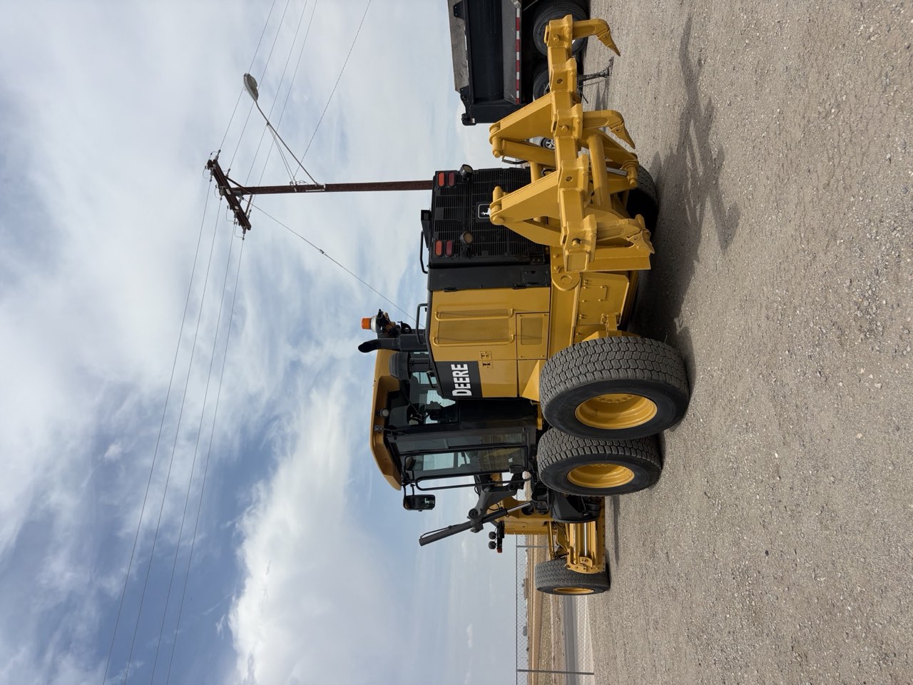 Motoconformadora John Deere 772GP, vista trasera con ripper